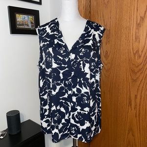 Jones New York navy blue and white floral sleeveless blouse size 16